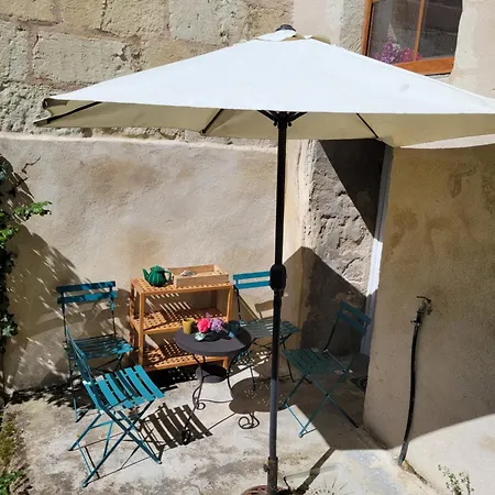 Yourte D'interieur D'une Demeure Du 18e Siecle En Anjou Entre Vignes Et Chateaux * Bouille-Loretz