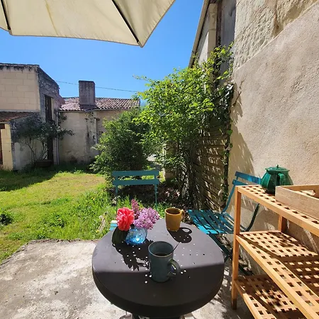 Yourte D'intérieur D'une Demeure Du 18e Siècle En Anjou Entre Vignes Et Châteaux *