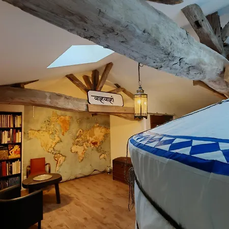 Yourte D'intérieur D'une Demeure Du 18e Siècle En Anjou Entre Vignes Et Châteaux *