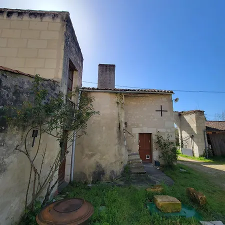 Yourte D'interieur D'une Demeure Du 18e Siecle En Anjou Entre Vignes Et Chateaux * Bouille-Loretz